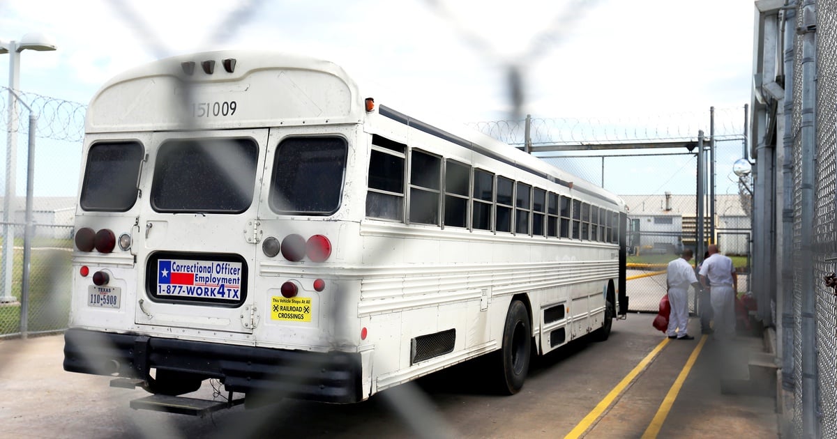 Days after prison bus escape, Texas hasn’t found convicted murderer
